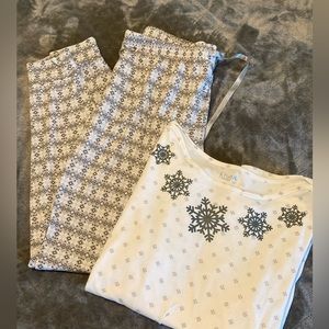 Croft & Barrow Misses PJ’s .  Very comfy soft material size Medium grey/cream